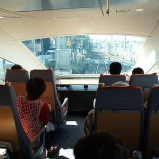 Mit dem Romance Car durch die Tokyoter Trabantenstädte.