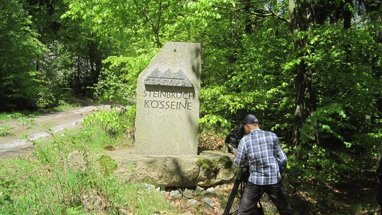 Kameramann Andreas Enderle am Eingang zu den Granit-Steinbrüchen an der Kösseine. Hier haben verschiedene Firmen ihren Stammplatz.