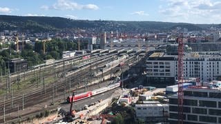 2025 soll hier oben kein Zug mehr fahren, dann fahren die Züge in die unterirdische Bahnstation S 21 ein.