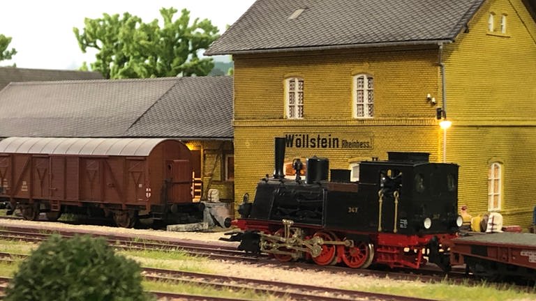 Vor dem Bahnhof in Wöllstein hält die preußische T 3 als H0-Modell. 