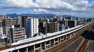 Ein Shinkansen Hochgeschwindigkeitszug fährt in Hakata Station ein