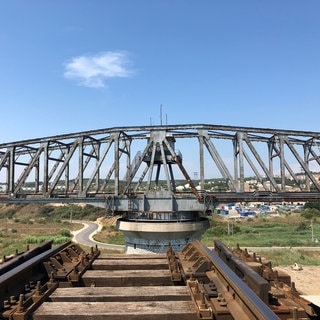 Das Viadukt von Caronte – geöffnet für die Durchfahrt großer Schiffe.