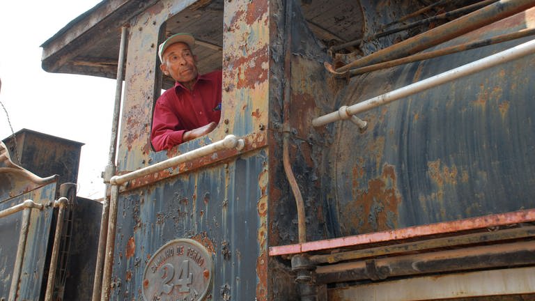 Weil es für die Loks kaum mehr Ersatzteile gibt, rosten viele im Depot von Huambo. Bis heute ist Joaquim Mohebe von den alten Maschinen fasziniert. 