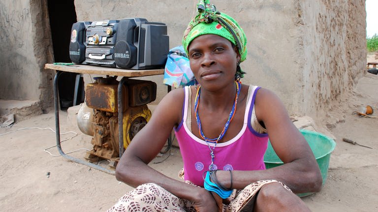 Delfina lebt in dem kleinen Dorf Calengue im Hochland von Angola unweit der Endstation Cubal. 