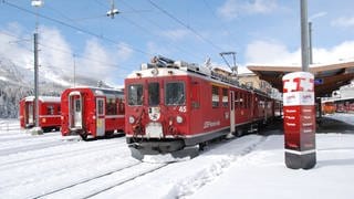 Der Bernina Express bei der Ausfahrt aus St. Moritz