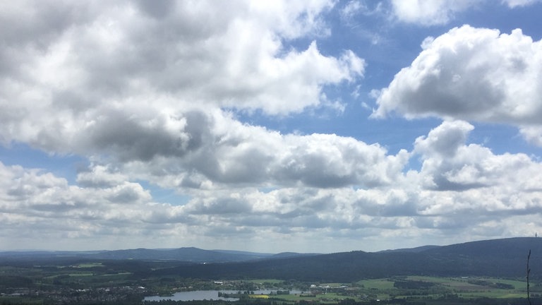 Idyllsche Landschaft, so weit das Auge reicht – das Fichtelgebirge umrahmt die Wiesen und Felder wie ein großes Hufeisen: ein Naturpark mit knapp 1000qkm.