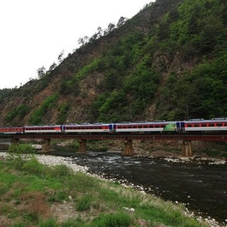 Ein Korailtrain unterwegs im Gebirge