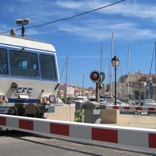 Die Tramway de Balange vor der Zitadelle von Calvi