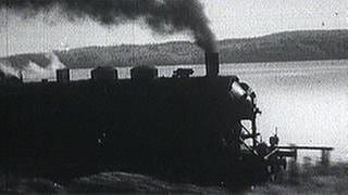 Schwarz-Weißaufnahme einer alten Lokomotive