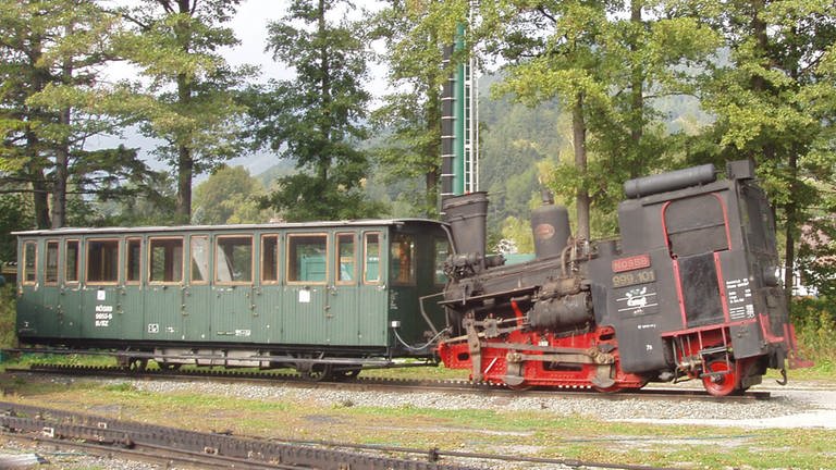 Schneebergbahn Dampflok999.02 "Klosterwappen". Die NÖSBB hat sechs solcher Lokomotiven. Bauart B1n2zt, Baujahr 1896–1900, Hersteller Krauss, Gesamtlänge 5,5 m,