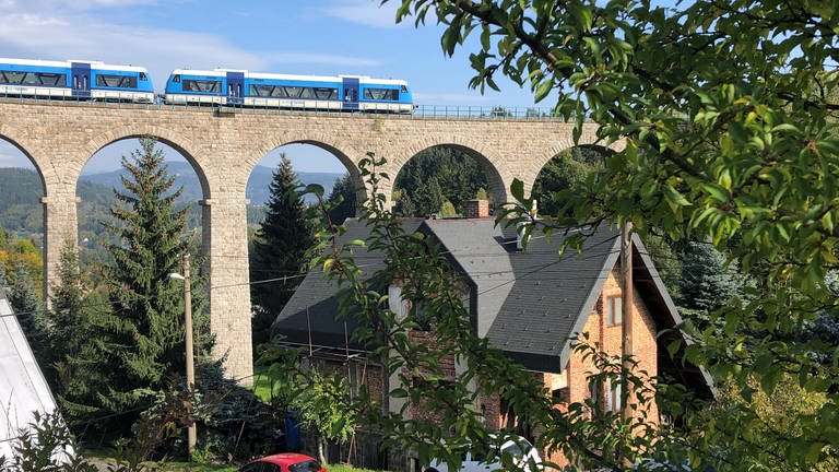 Das Viadukt bei Morgenstern (Smržovka)  ist ein Highlight auf der Zugstrecke von Liberec nach Szklarska Poręba. Es wurde Ende des 19. Jahrhunderts gebaut. Eine Zeit, in der Nordböhmen zu Österreich-Ungarn gehörte. 