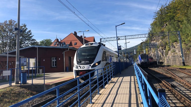 In Szklarska Poręba Gorna, früher Oberschreiberhau genannt, muss man umsteigen vom tschechischen in der polnischen Zug, der dann weiter nach Jelenia Gora fährt. 