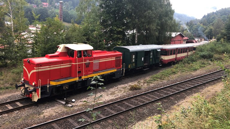 Zwischen Tanvald und Harrachov verkehren zu besonderen Anlässen Sonderzüge mit Zahnradloks aus den 1960er Jahren. Unterwegs weicht der historische Zug dann aus, um den Regel- und Gegenverkehr durchzulassen.