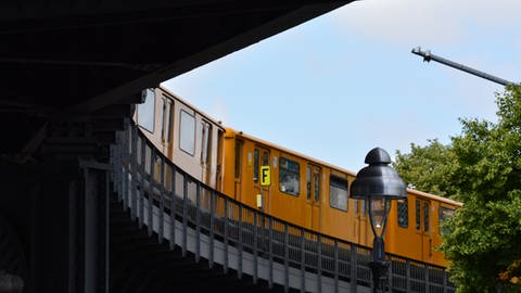 Seit 1902 überquert die U-Bahn-Linie U1 die Hochbahn am Schlesischen Tor.