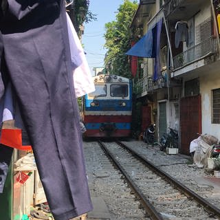 In Hanoi fahren die Züge dicht an den Häusern vorbei – für viele Touristen eine Attraktion