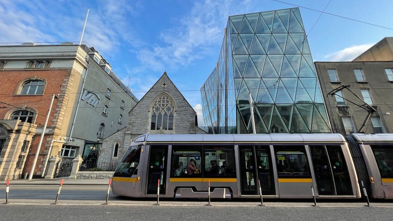 Das irische Wort „luas“ bedeutet Geschwindigkeit. Nach ihm ist die Straßenbahn in Dublin benannt. 