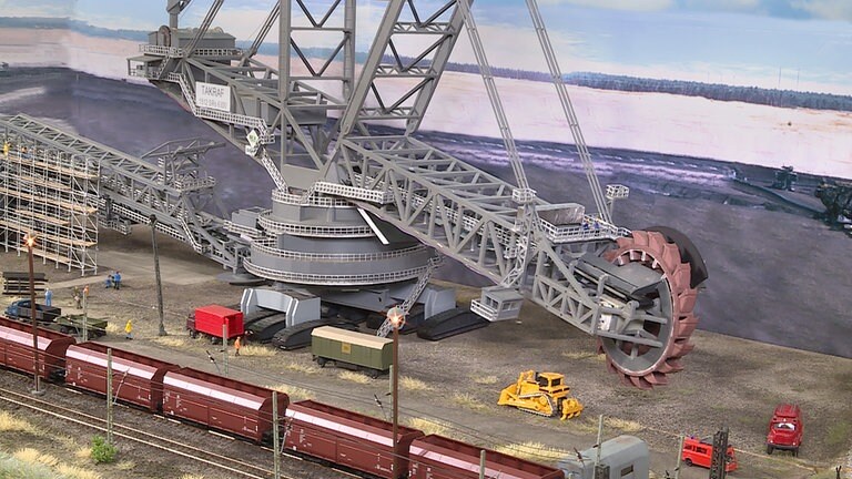 Der Bagger ist ein REVELL-Modell, das umgebaut wurde.