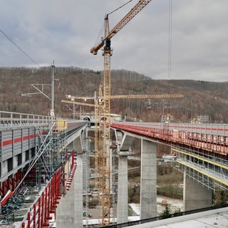 Die Filstalbrücke kurz vor der Vollendung. Sie ist 485 Meter lang und mit 85 Metern die höchste Bahnbrücke in Baden-Württembergs und die dritthöchste Deutschlands. Bauzeit waren insgesamt 10 Jahre. 