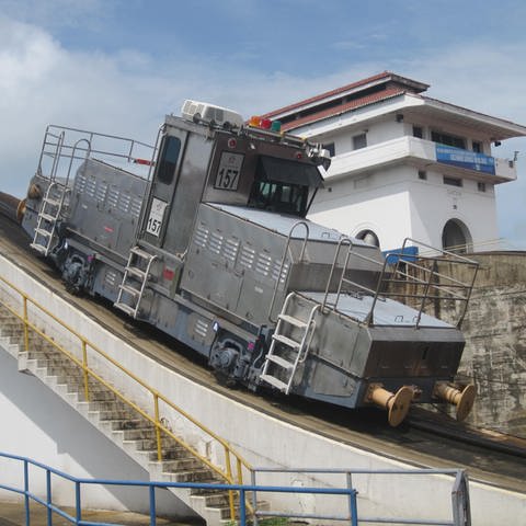 Hinter der Schleuse steuert das Schiff mithilfe der Lokomotiven in den Miraflores-See hinein.