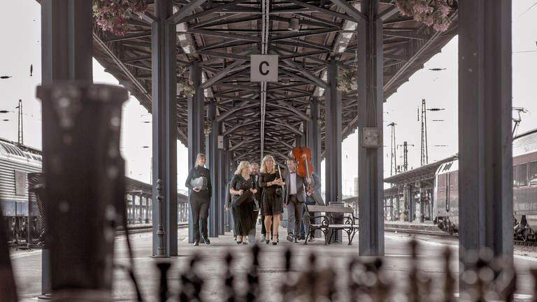 Das MAV Symphonieorchester im Bahnhof Keleti Pályaudvar