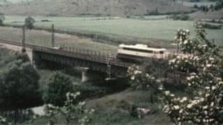Zug fährt am Rhein entlang