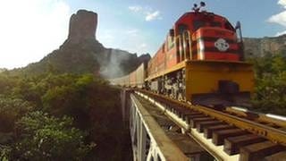 Transport auf der Lebensader Boliviens. Täglich rollen drei bis vier Güterzüge zwischen Santa Cruz und Quijarro hin und her, um das Land zu versorgen.