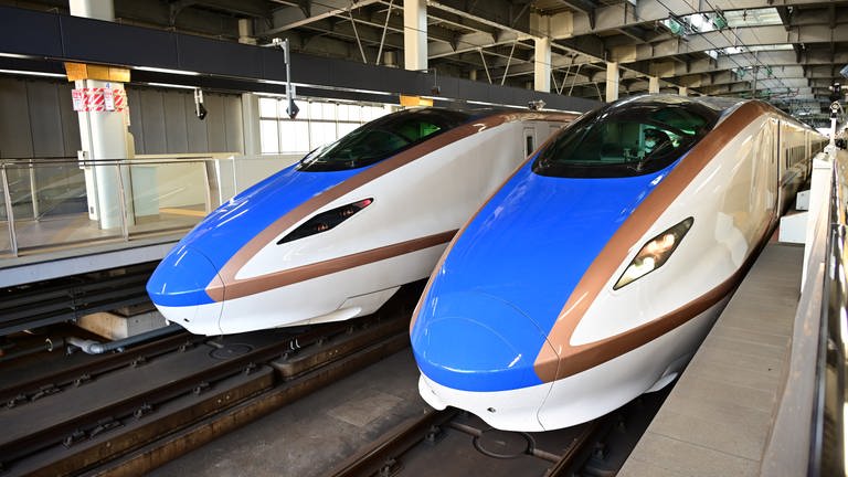Shinkansen Hochgeschwindigkeitszüge im Bahnhof Kanazawa
