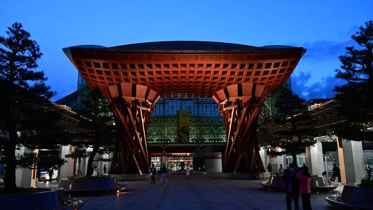 Das Eingangstor des Hauptbahnhofs ist inzwischen das Wahrzeichen von Kanazawa. 