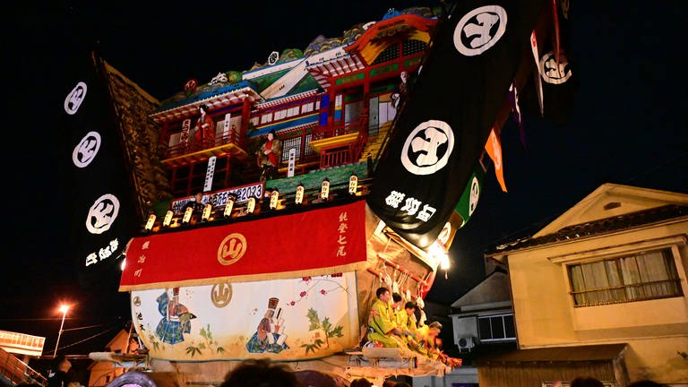 In Nanao werden 12 Meter hohe Festwagen beim Seihakusai-Festival durch engste Gassen gezogen.