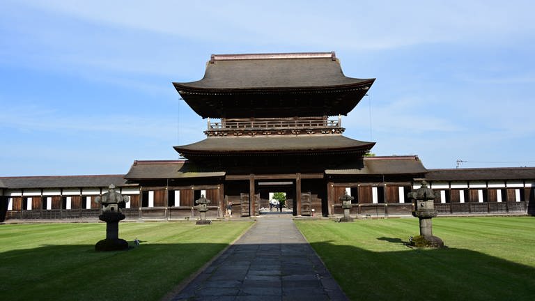 Der Zuriju-Tempel in Takaoka. Der gewaltige Tempel ist Teil des nationalen Kulturerbes Japans.