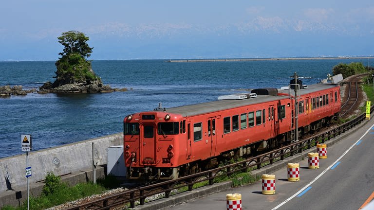 Die Eisenbahn fährt direkt an der Toyama-Bay entlang. Die 1.000 Meter tiefe Bucht ist berühmt für ihren Fischreichtum.
