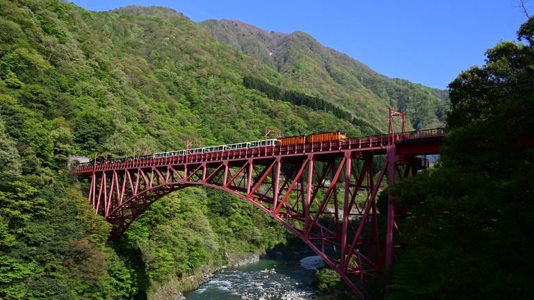 Die Kurobe-Railway führt entlang eine der tiefsten Schluchten Japans. Ursprünglich wurde die Bahn zum Bau eines Staudamms angelegt. 