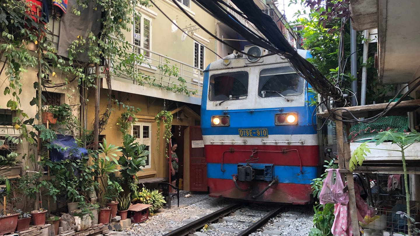 Der „Zug der Einheit“ in Hanoi – der Zug bestimmt den Rhythmus des der Anwohner.
