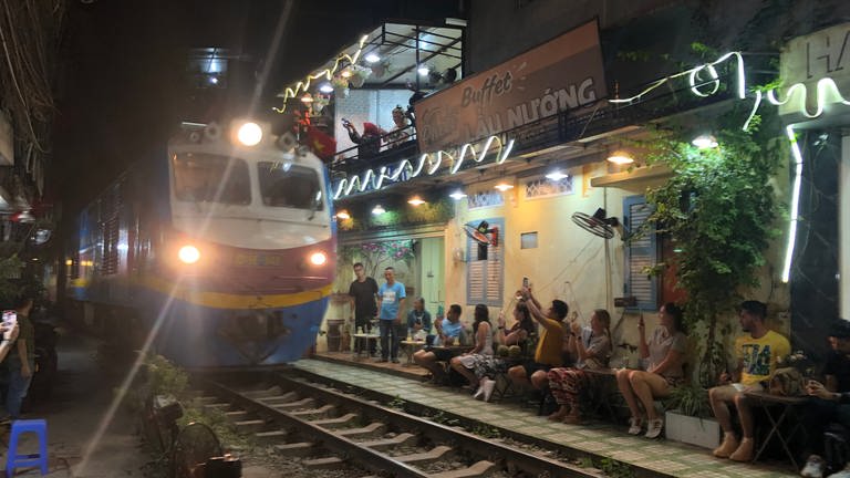 Der „Zug der Einheit" bei seiner Fahrt durch die berühmte Trainstreet in Hanoi