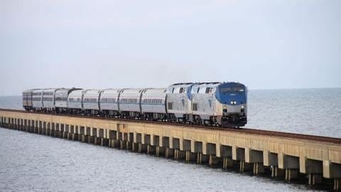 Der Zug "Crescent" auf der Brücke durch den Lake Pontchartrain nördlich von New Orleans