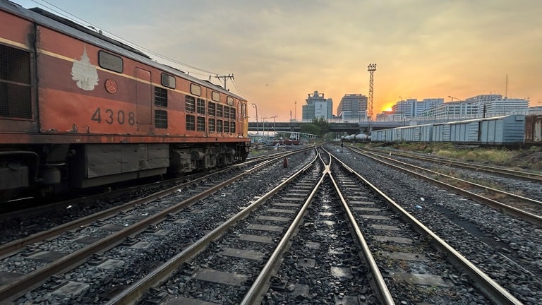 Morgens am Bahnhof Thonburi im Westen von Bangkok: hier starten die Züge, die auf der Strecke der sogenannten Todeseisenbahn fahren.