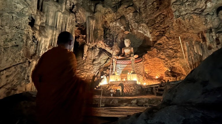 Viele der zahlreichen Tropfsteinhöhlen am Kleinen Kwai werden als buddhistische Tempel benutzt.