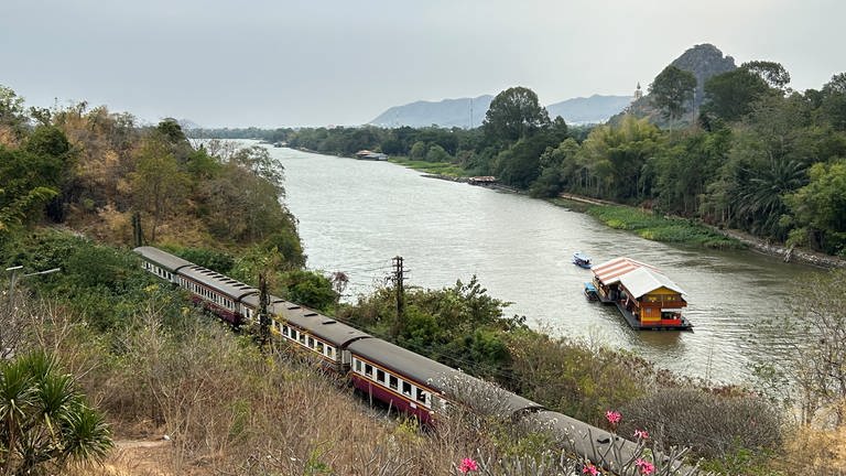 Die Eisenbahn schlängelt sich entlang des Kleinen Kwais.