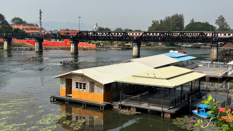 Die berühmte Brücke am Kwai: der Zug fährt im Schritttempo darüber.