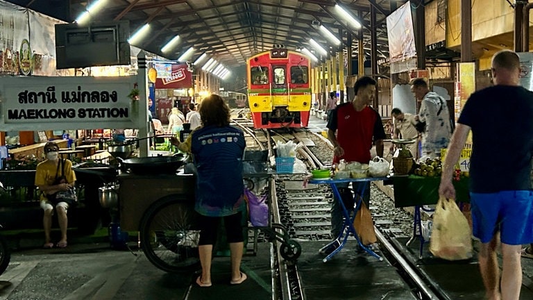 In den Morgenstunden auf dem Eisenbahnmarkt in Mae Klong: der erste Zug steht in den Startlöchern.