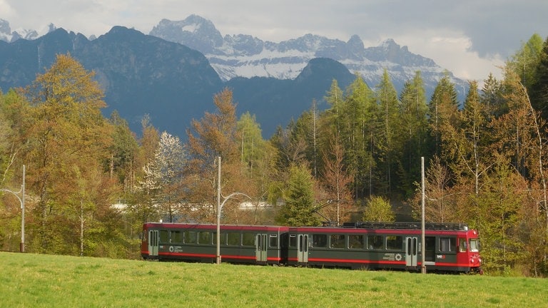 Die Rittner Bahn in Südtirol fährt auf dem Hochplateau des Ritten, in knapp über eintausend Meter Höhe von Maria Himmelfahrt nach Klobenstein.