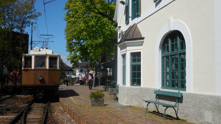 In Oberbozen erwartet ein historischer Triebwagen aus den Anfangsjahren der Rittnerbahn die Fahrgäste. 