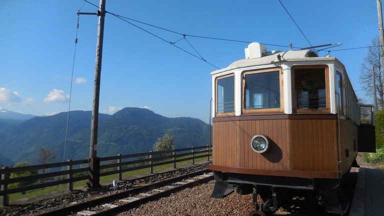 Ein Originaltriebwagen aus der Gründerzeit der Rittner Bahn. Sein Baujahr ist 1908.