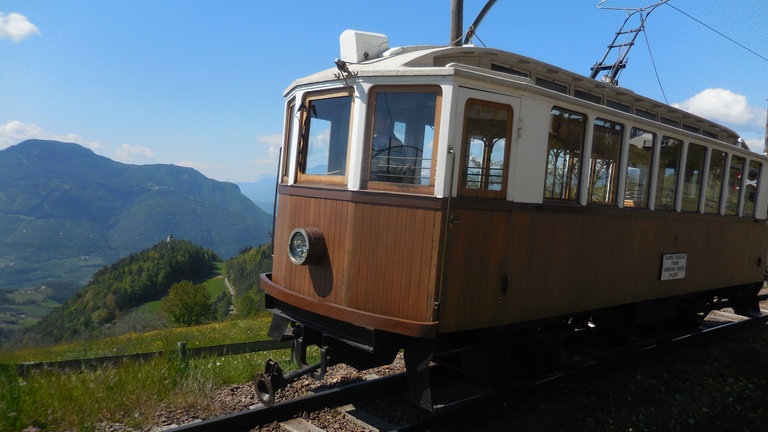 Elektrisch betrieben ist die meterspurige Schmalspurbahn seit Anfang an. 