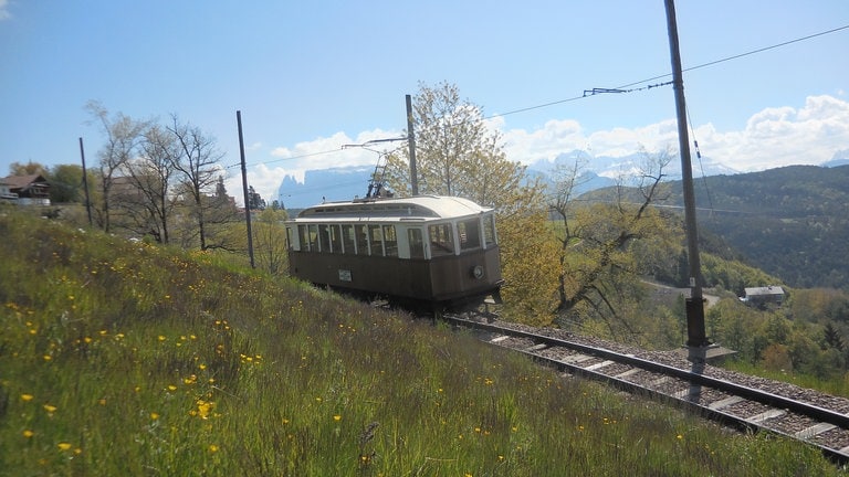 Die Rittner Bahn zwischen Maria Himmelfahrt und Oberbozen. In Oberbozen können. Die Fahrgäste aus der Seilbahn in die Rittner Bahn umsteigen und bis Klobenstein fahren. 