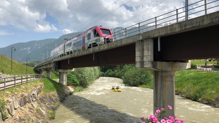 Die Nonstalbahn führt auf weiten Teilen entlang am Fluss Noce – er ist ein wahres Rafting Paradies.