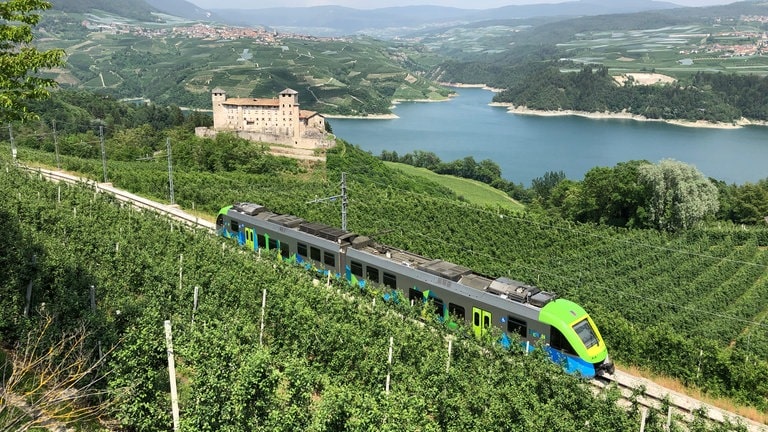 Einer der spektakulärsten Streckenabschnitte zwischen den Apfelpantagen ist der Blick auf das Castello di Cles, mit dem Stausee Santa Giustina. 