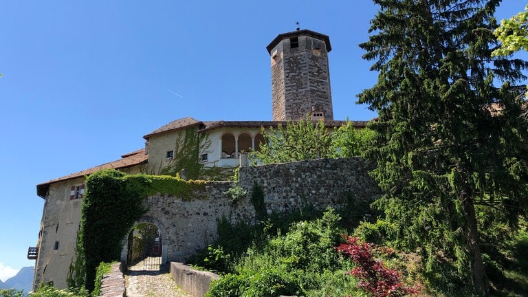 Die Bahnlinie führt auch am Castel Valer vorbei. Die Burg blickt auf eine über 600 Jahre währende Familiendynastie zurück.