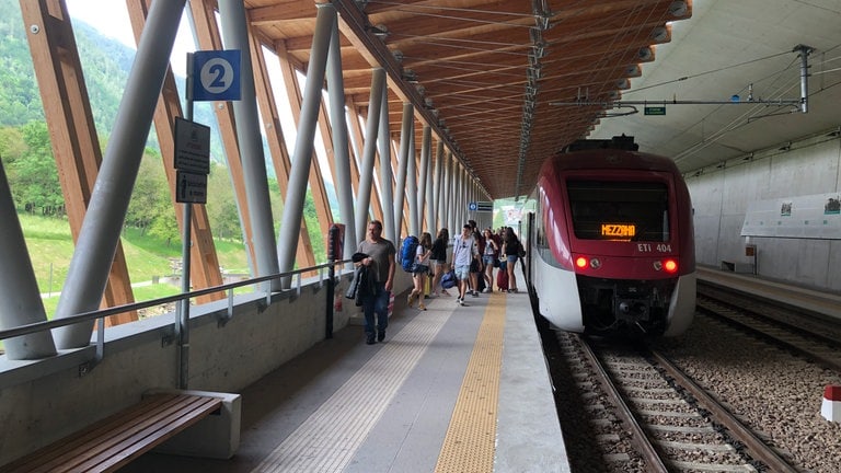 Endstation der Nonstalbahn in der Bahnstation Mezzana. Sie wurde im Holzbaustil entworfen und im Jahr 2016 eröffnet.