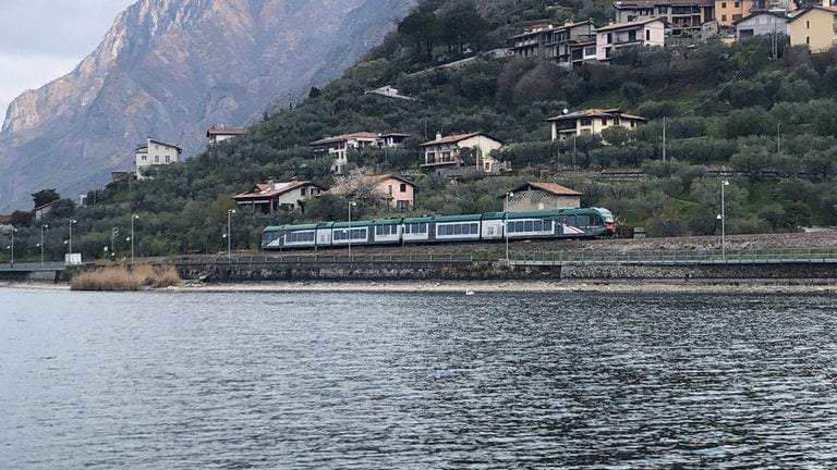 Die Iseobahn am Ostufer des wunderschönen in den Bergen gelegenen Iseosee benannt: Ihre Strecke aber beginnt im lombardischen Brescia.